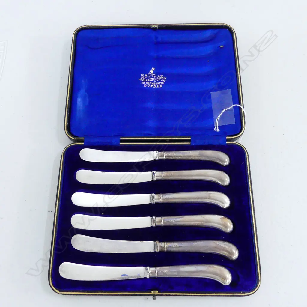 A CASED SET OF 6 STERLING SILVER PISTOL GRIP BUTTER KNIVES Image 1++