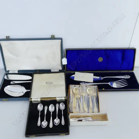 A CASED SET OF FISH SERVERS WITH ASST CASED CUTLERY (5)