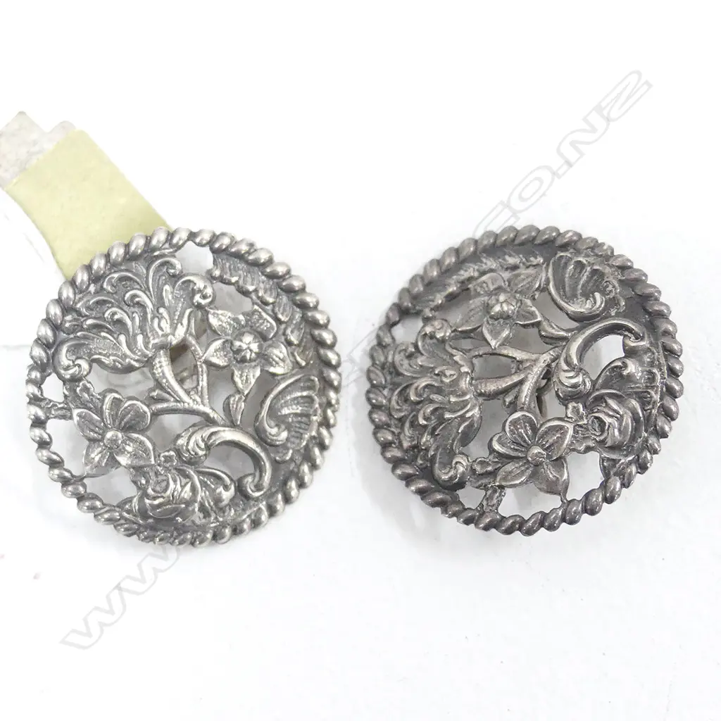 PR ARTS & CRAFTS SILVER FLORAL BUTTONS, DIA. 25MM Image 1++