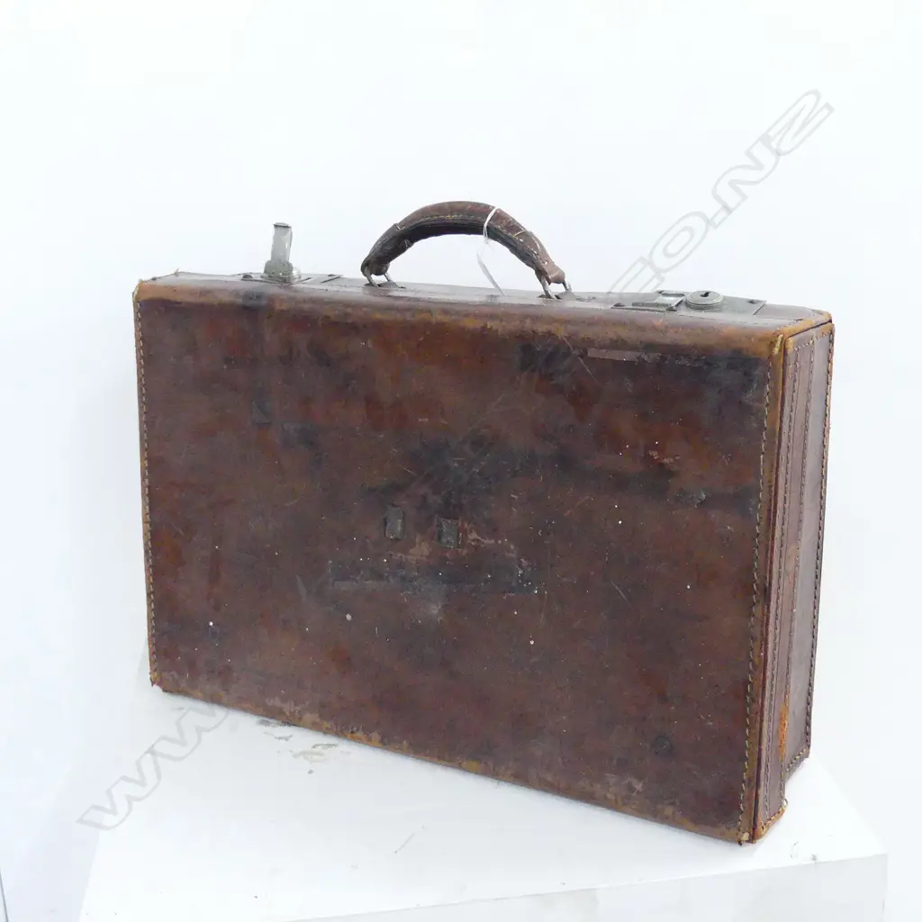A VINTAGE LEATHER SUIT CASE L 500MM Image 1++