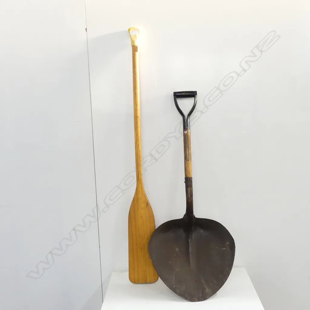 EARLY 20TH 'FLYING SWALLOW' STEEL SHOVEL, L. 1070MM + PADDLE L. 1306MM Image 1++