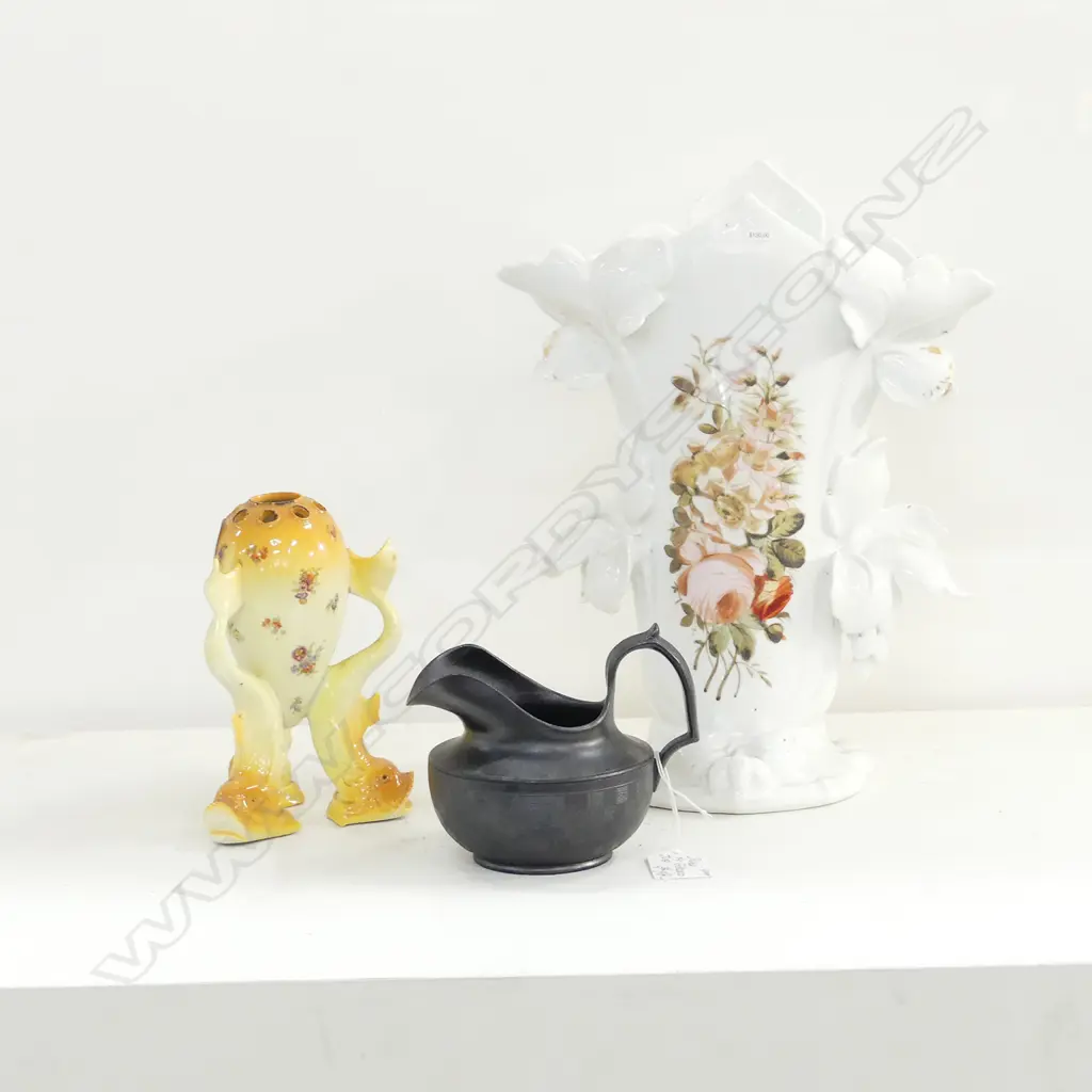 VICTORIAN PORCELAIN FLOWER VASE, 19THC BASALT JUG & TRIPOD FISH VASE Image 1++