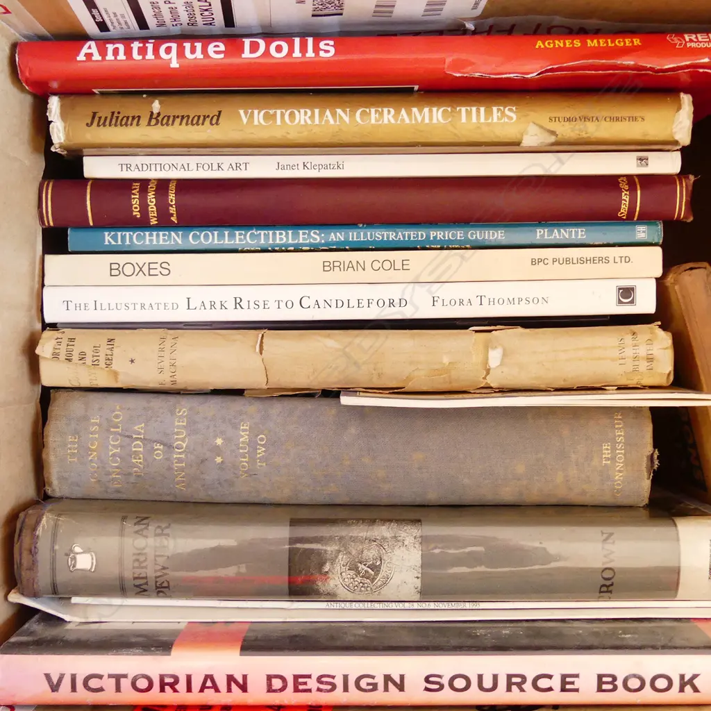 LG BOX ANTIQUE GUIDES, WEDGWOOD, DOLLS, CERAMICS ETC Image 1++