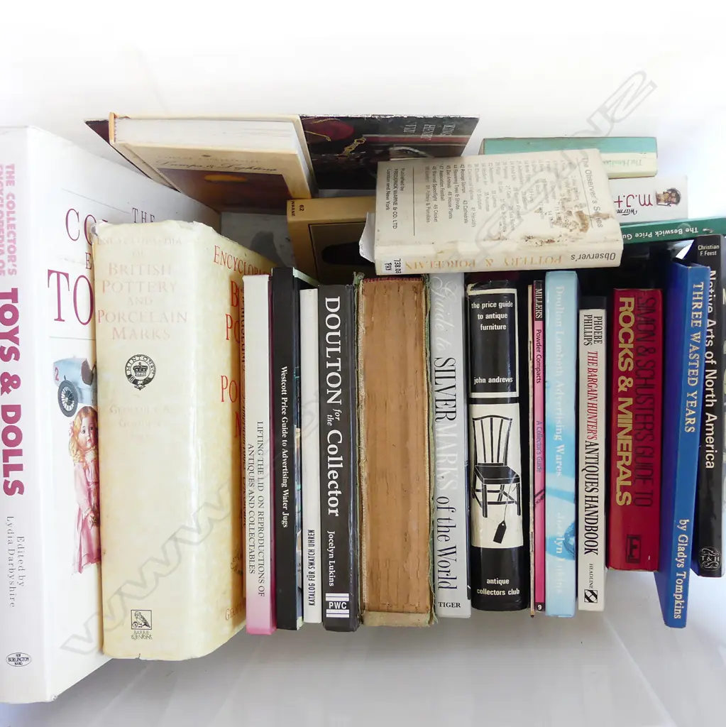 LG BOX ANTIQUE GUIDES, DOULTON, POTTER, PORC MARKS ETC Image 1++