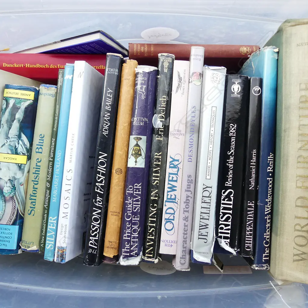 LG ASST BOX ANTIQUE GUIDES; SILVER, CHINA, JEWELLERY Image 1++