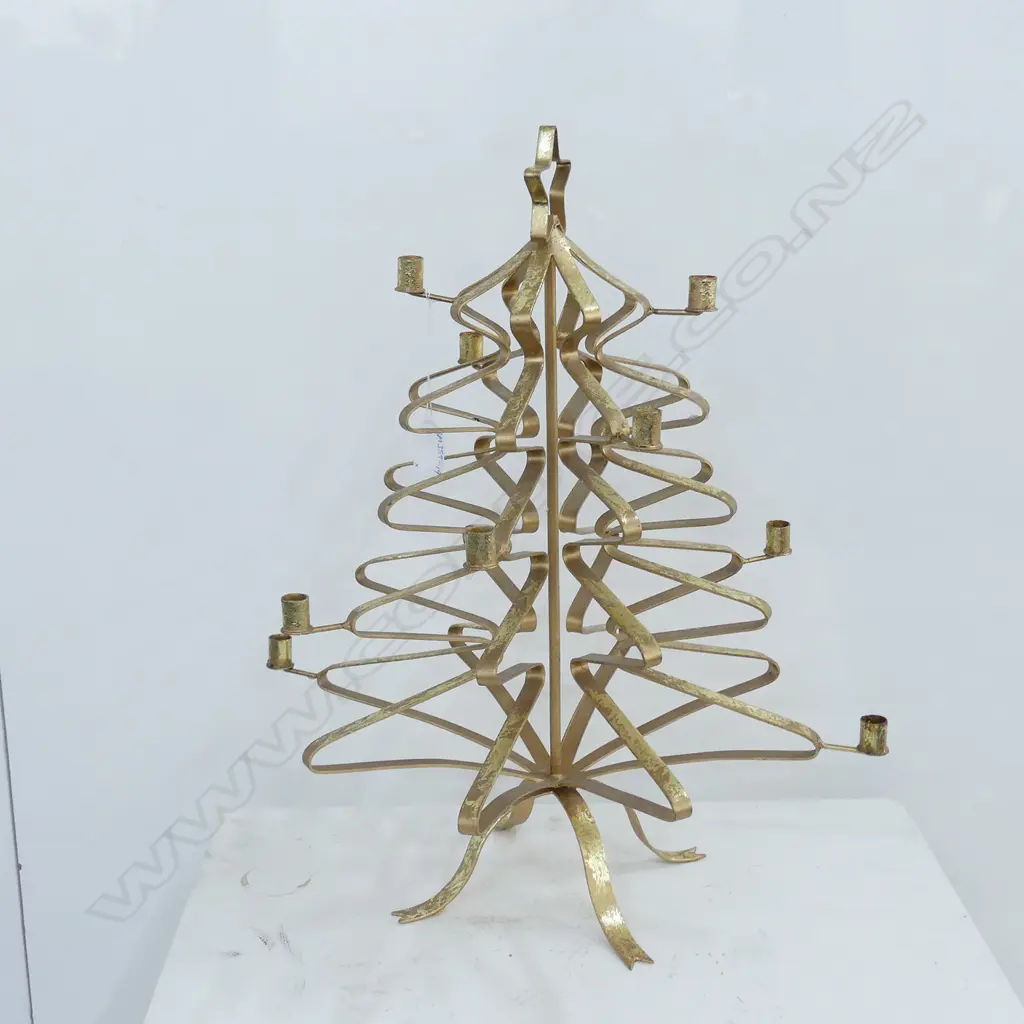 CHRISTMAS TABLE DISPLAY; DOOR WREATH;2X TRAYS; 1X SMALL GOLD CHRISTMAS TREE Image 1++