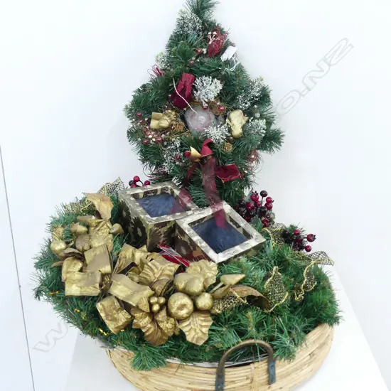 CHRISTMAS TABLE DISPLAY; DOOR WREATH;2X TRAYS; 1X SMALL GOLD CHRISTMAS TREE