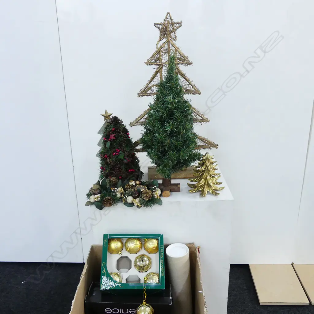 LARGE BOX OF CHRISTMAS DECORATIONS; GOLD HANGING BALL ETC. Image 1++