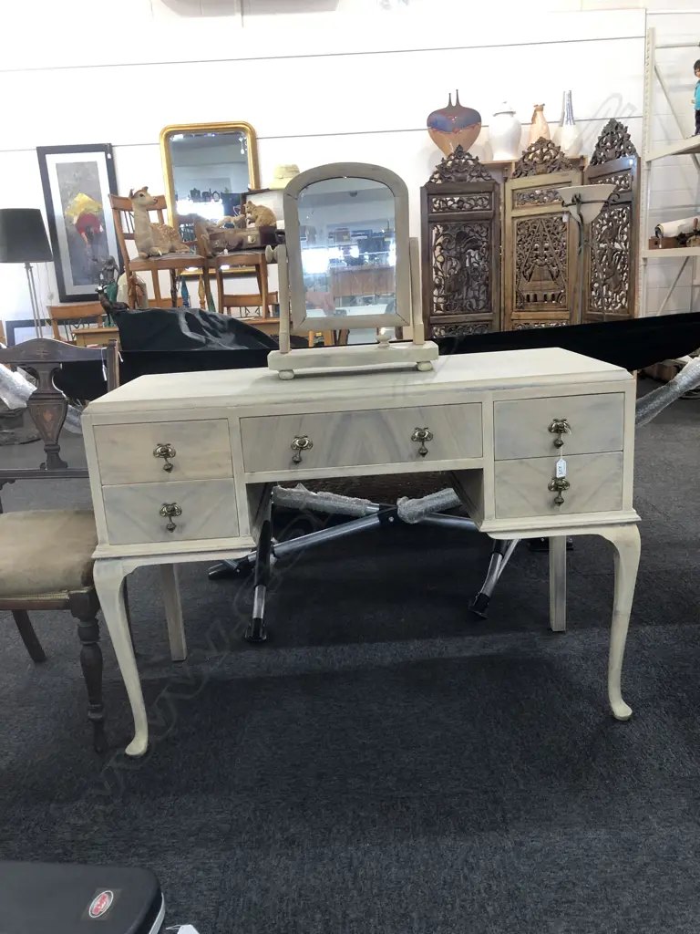 QUEEN ANNE STYLE DRESSER, MATCHING SM MIRROR, W. 1070MM, H. 707MM Image 1++