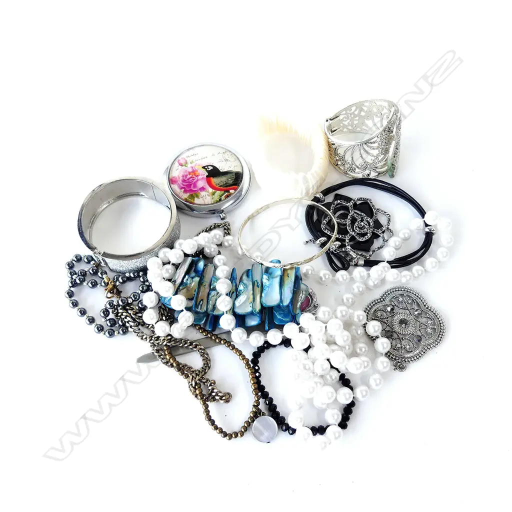 GOOD BAG OF COSTUME JEWELLERY Image 1++