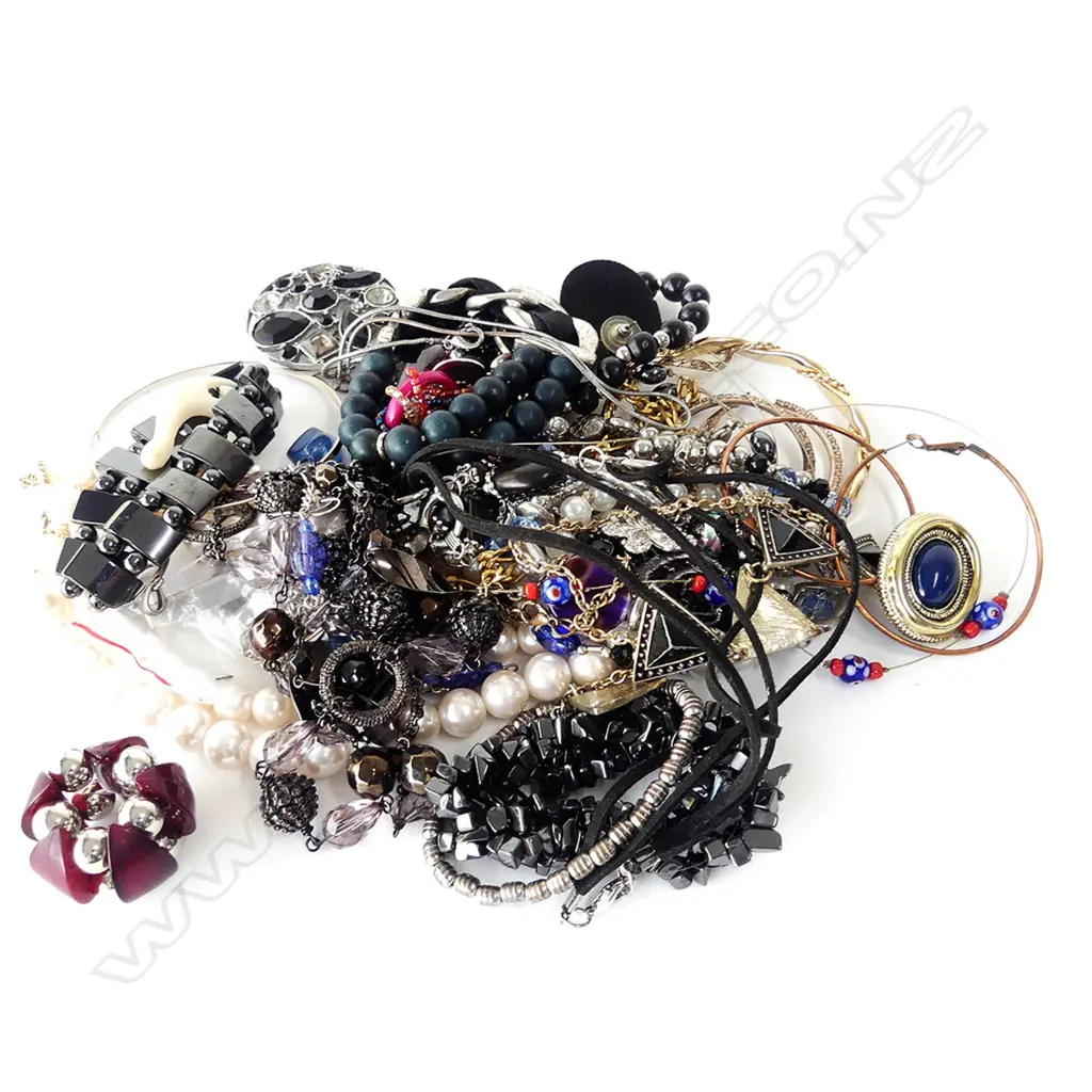 GOOD BAG OF COSTUME JEWELLERY Image 1++