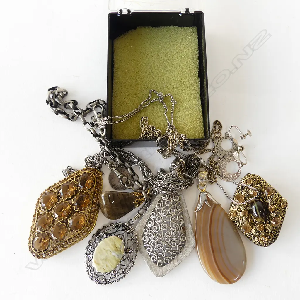 ASSORTED COSTUME JEWELLERY Image 1++