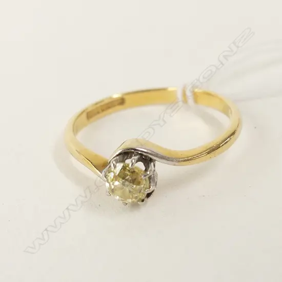 18CT GOLD AND DIAMOND RING