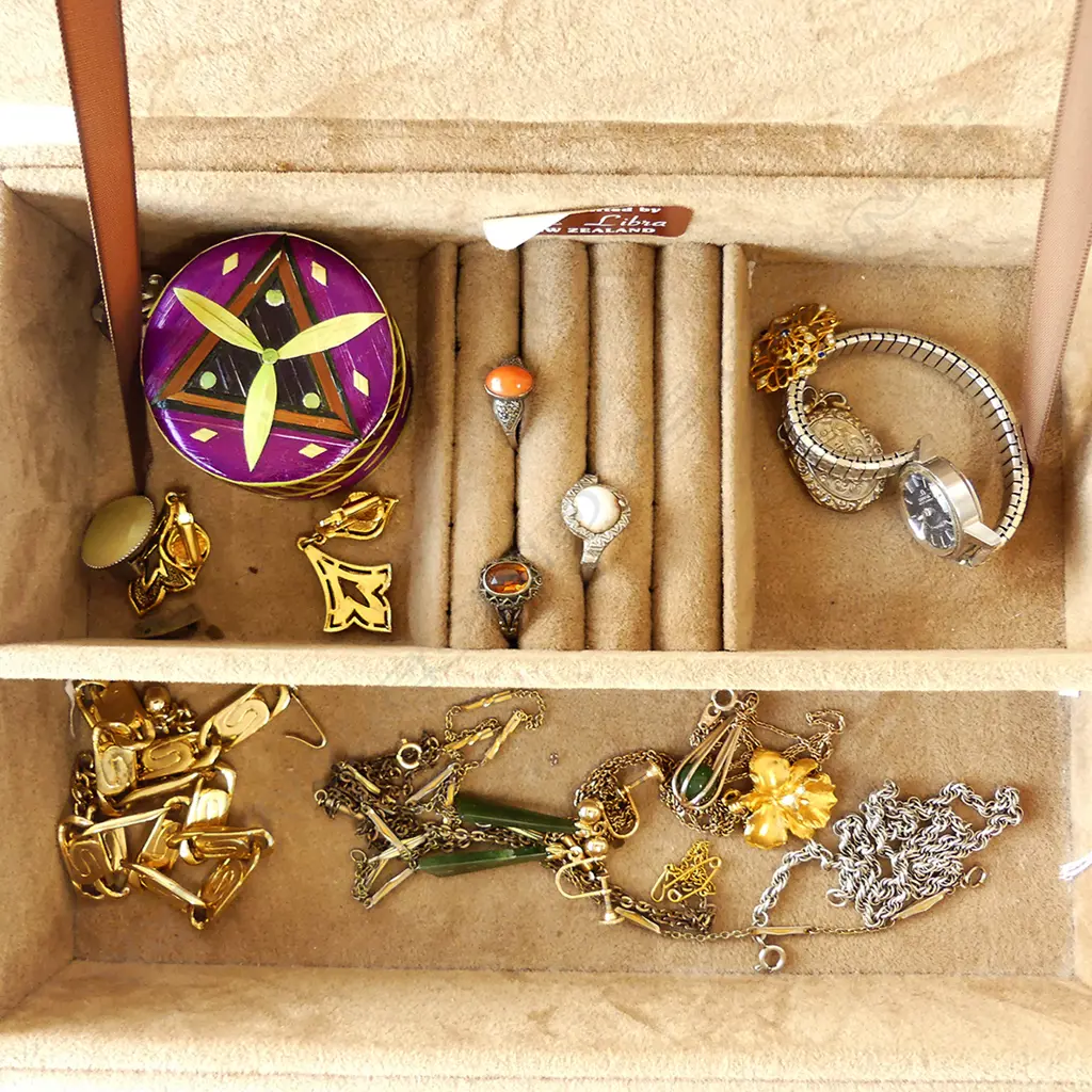 JEWELLERY BOX AND CONTENTS Image 1++