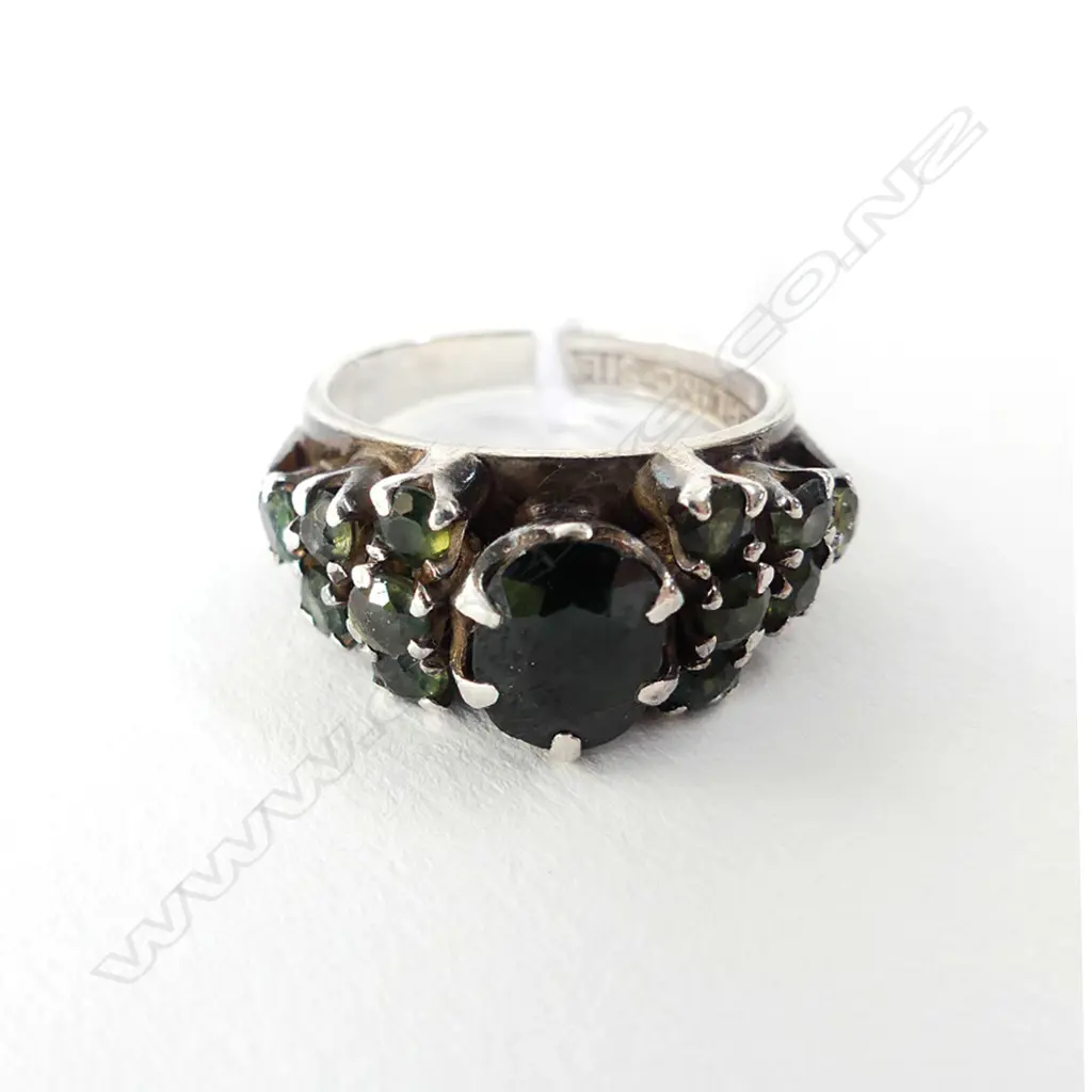 VINTAGE GREEN SAPPHIRE & SILVER RING. VALUATION AVAIL Image 1++