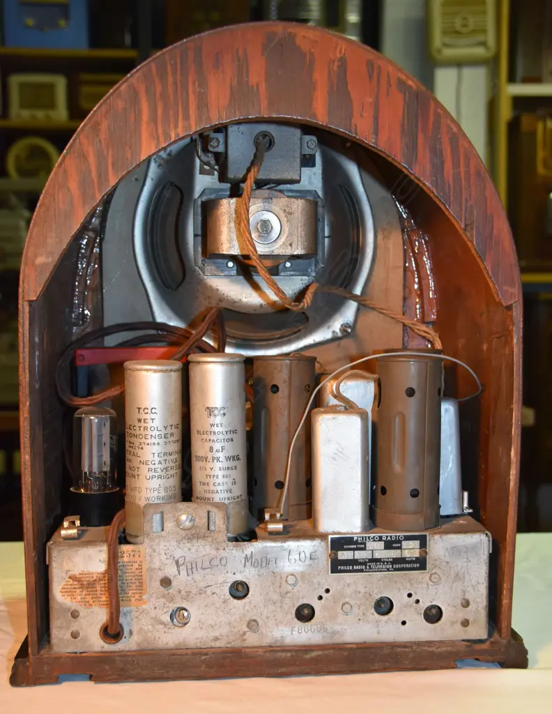 Model 60E, by Philco, cathedral. H.405mm Image 1++