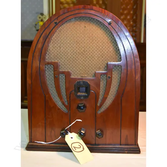 Model 60E, by Philco, cathedral. H.405mm