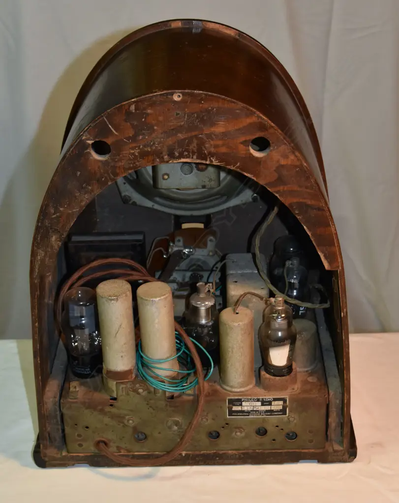 Model 84B, by Philco, cathedral. H.430mm Image 1++