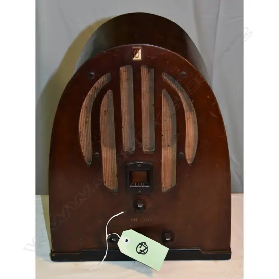 Model 84B, by Philco, cathedral. H.430mm