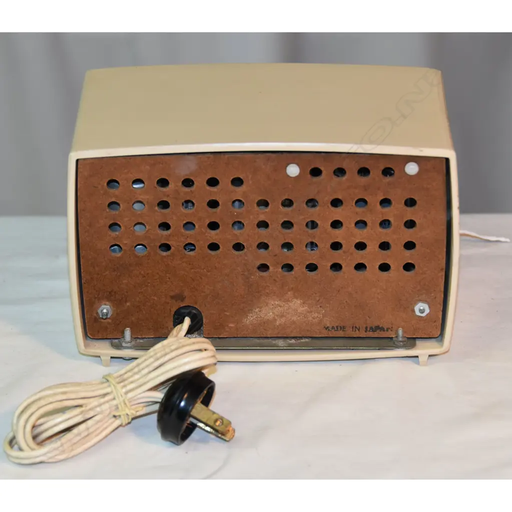 Model ?, by International, cream plastic. H.175mm Image 1++