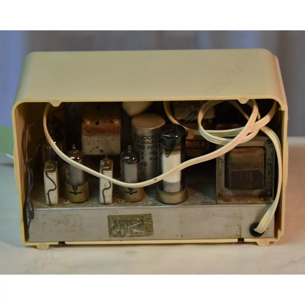 Model Avalon, by ?, cream plastic. H.165mm Image 1++