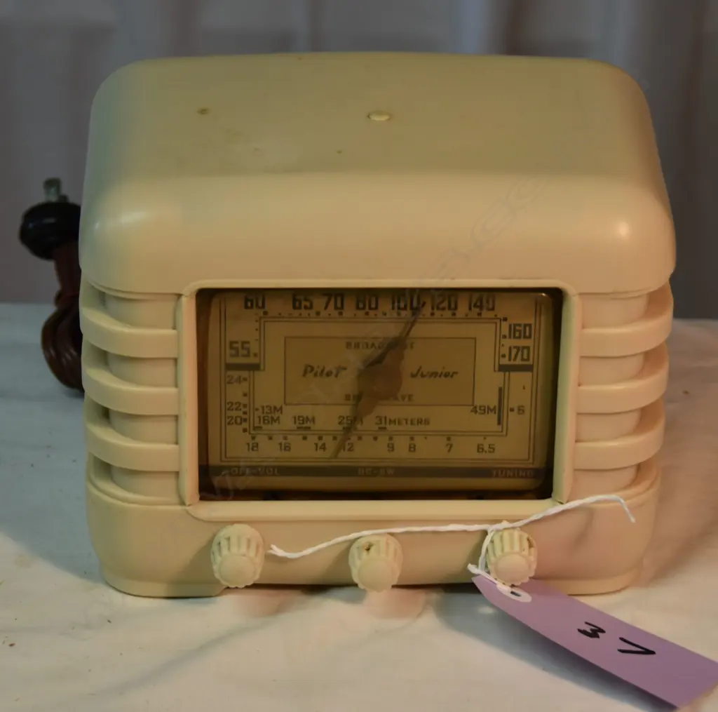 Model Junior T-704, by Pilot, cream plastic. H.165mm Image 1++