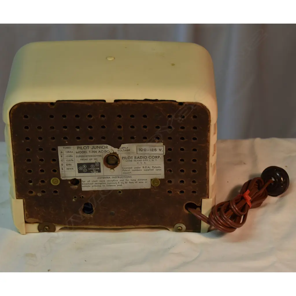 Model Junior T-704, by Pilot, cream plastic. H.165mm Image 1++