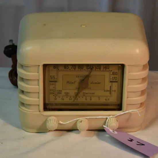 Model Junior T-704, by Pilot, cream plastic. H.165mm