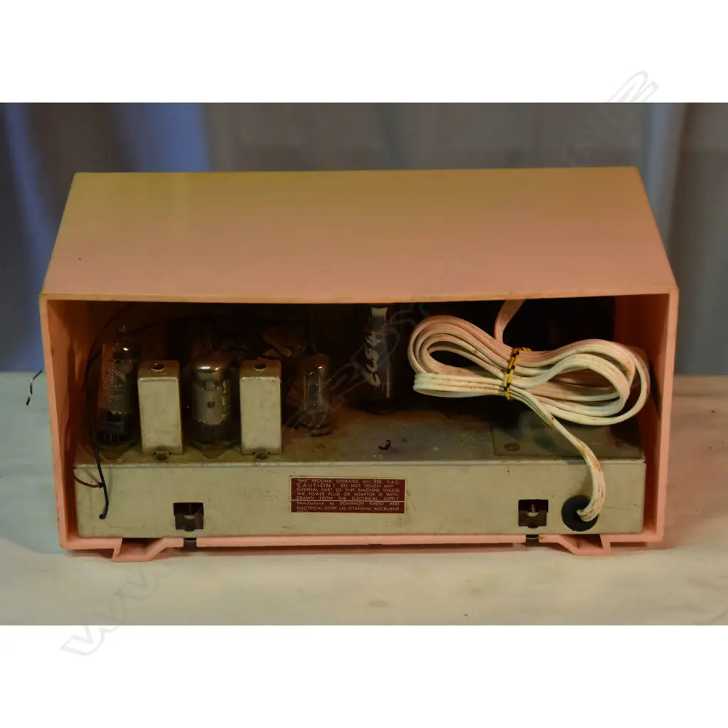 Model Georgia, by Philco, Pink plastic. H.155mm Image 1++