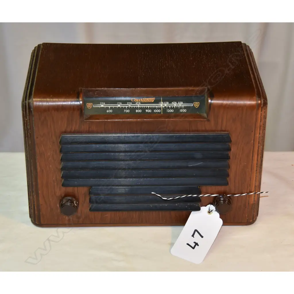 Model Courtenay 17, by Radio Corp of NZ, wood. H.200mm Image 1++