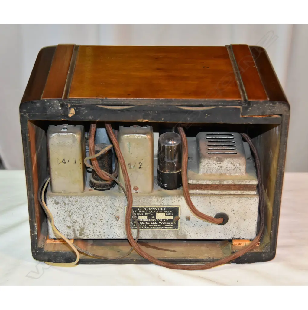 Model Cromwell  526, by Collier and Beale, wood. H.220mm Image 1++