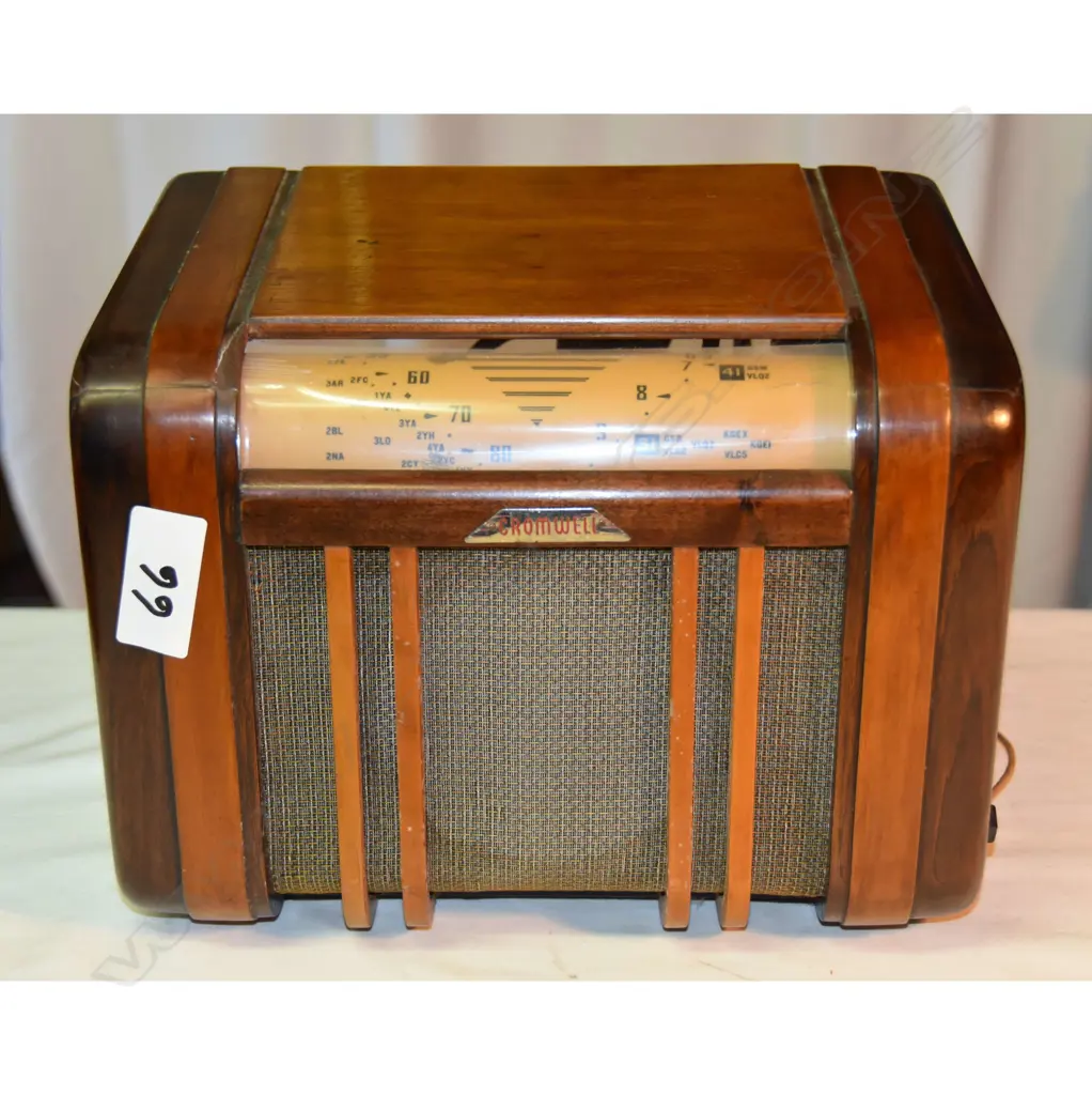 Model Cromwell  526, by Collier and Beale, wood. H.220mm Image 1++