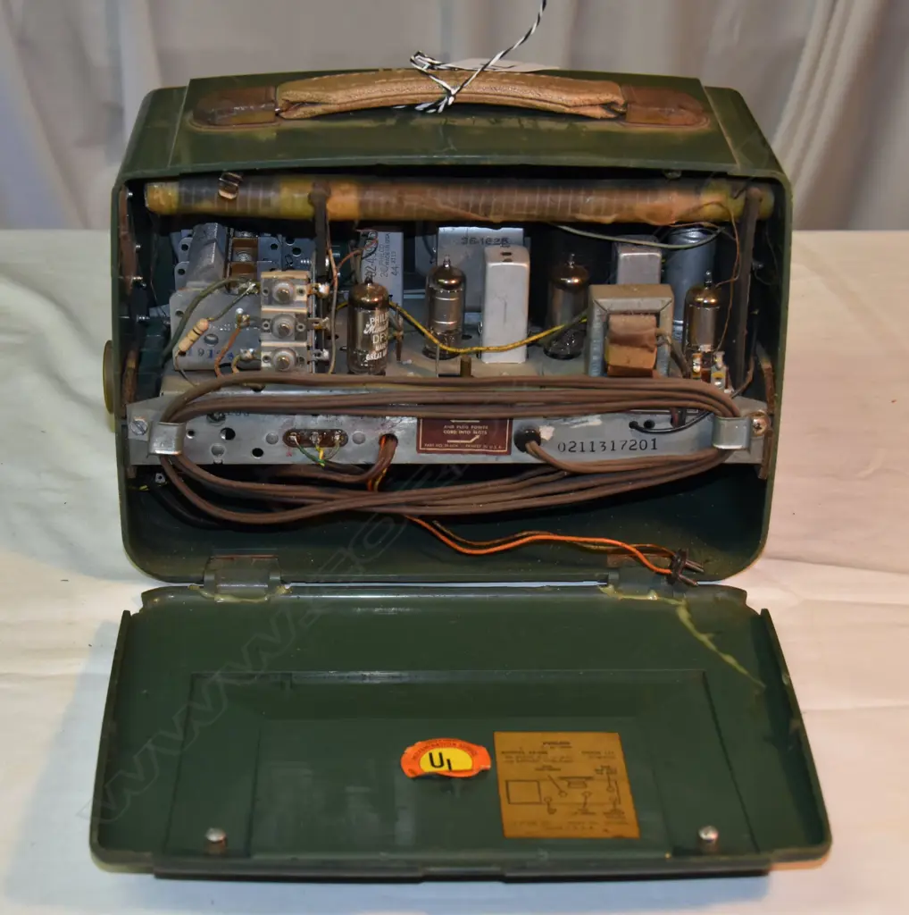 Model 53-656, by Philco, green plastic. H.210mm Image 1++