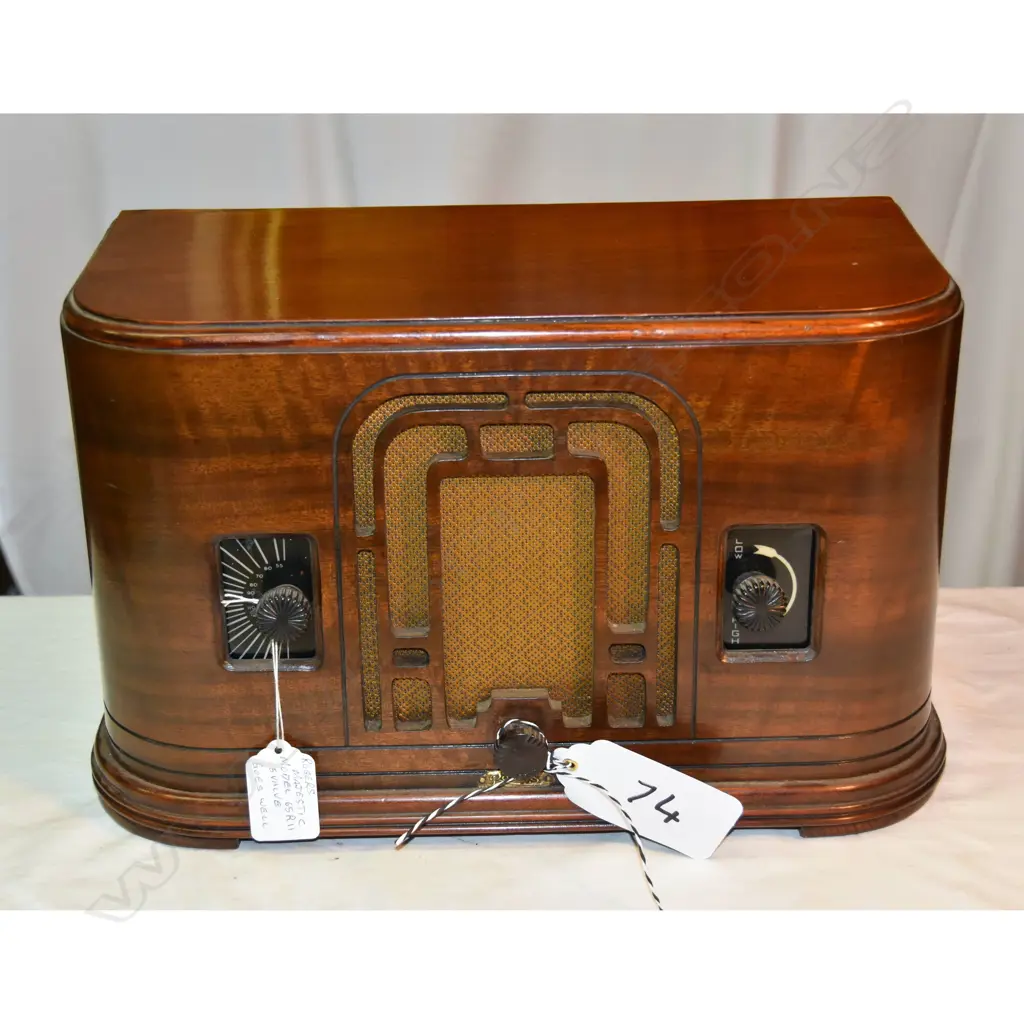 Model 65R11, by Rogers Majestic, wood. H.245mm Image 1++