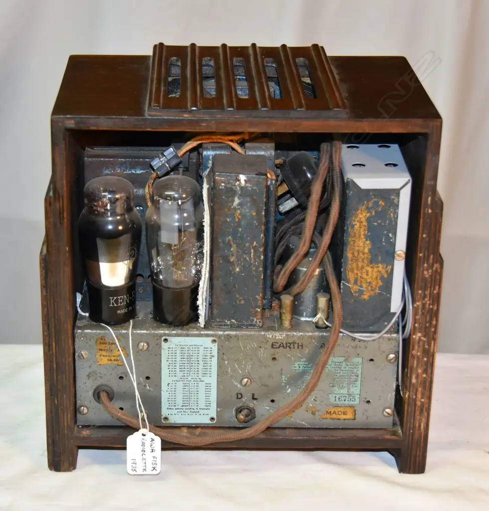 Model FISK Radiolette, by AWA, Wood. H.280mm Image 1++