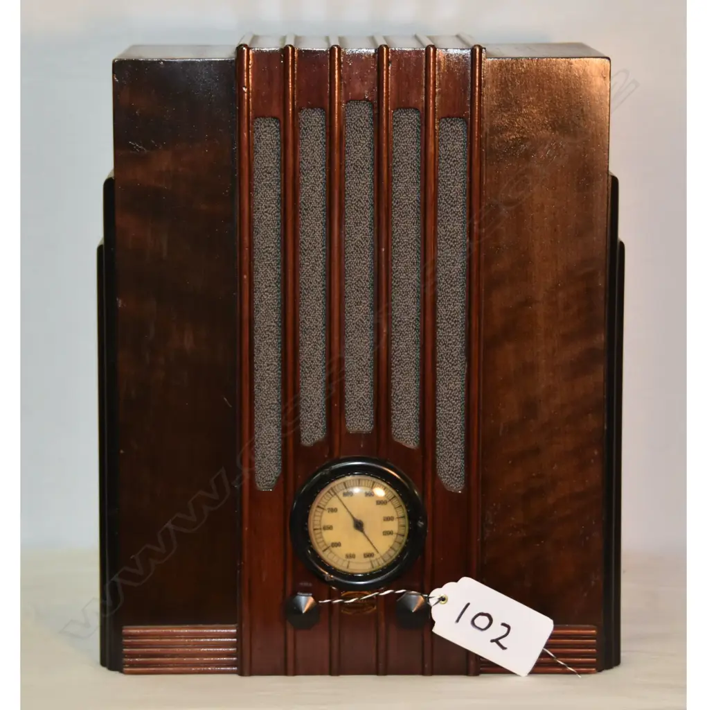 Model Radiolette C137, by AWA, 1934, wood. H.430mm Image 1++