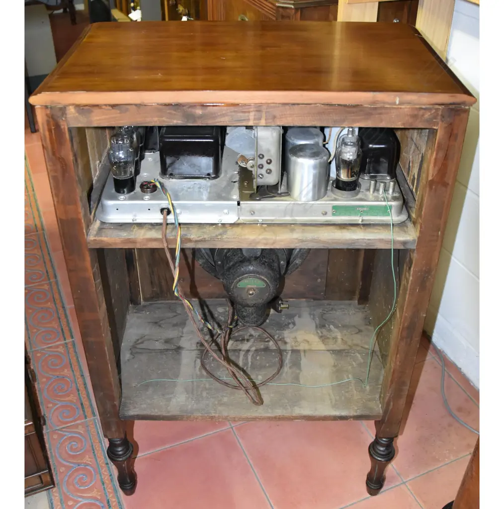 Model L Chassis, by Atwater Kent, console. H.975mm Image 1++