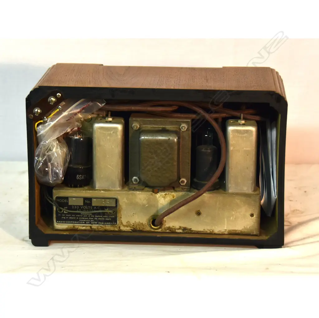 Model Courtenay 17, by Radio Corp of NZ, wood. H.200mm Image 1++