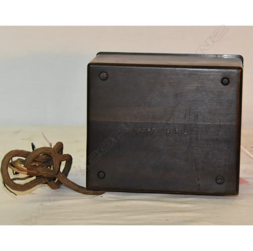 Model Radiola III, by RCA, bakelite and wood. H.180mm Image 1++