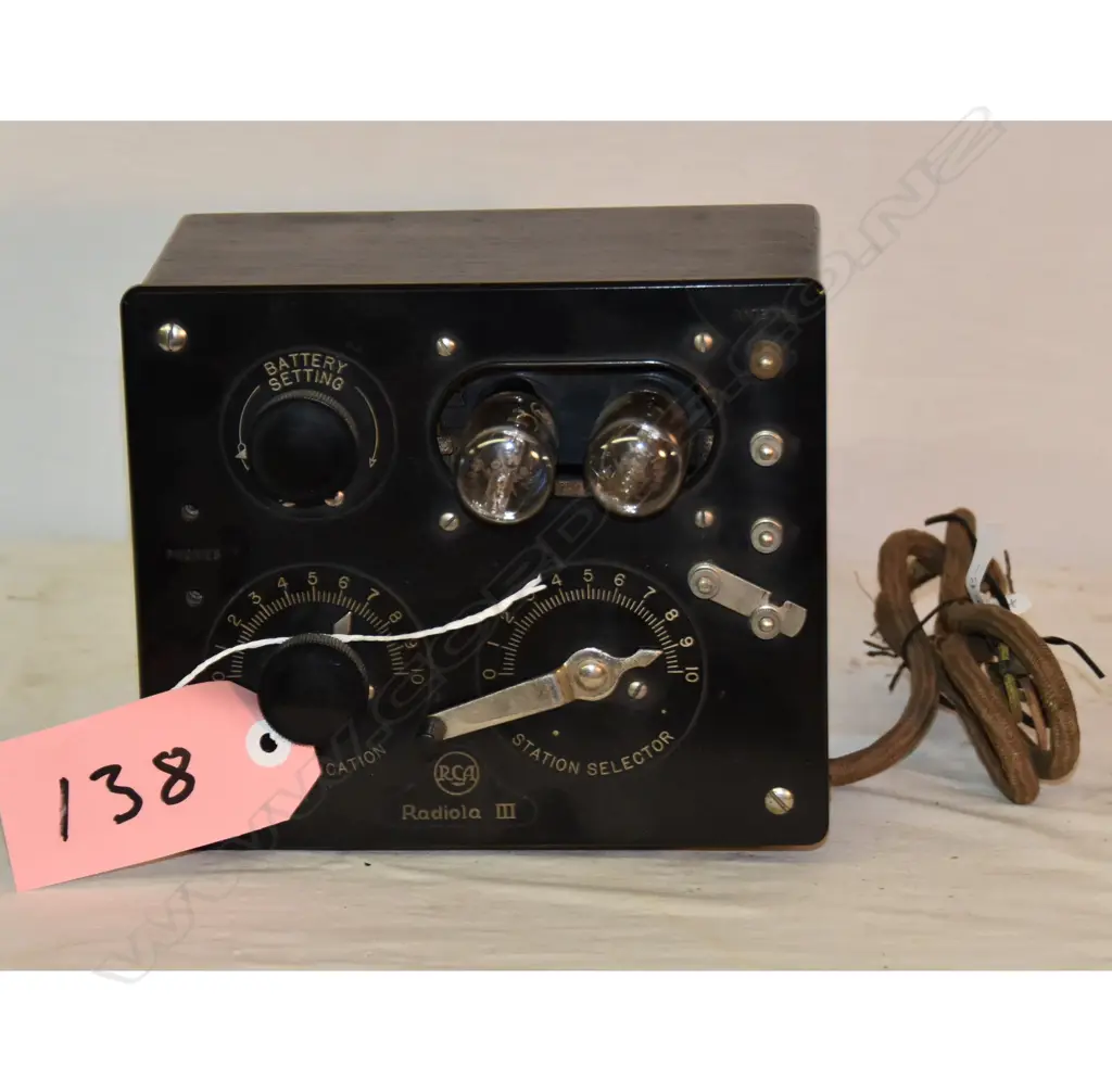 Model Radiola III, by RCA, bakelite and wood. H.180mm Image 1++