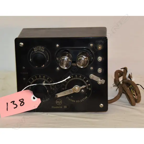 Model Radiola III, by RCA, bakelite and wood. H.180mm