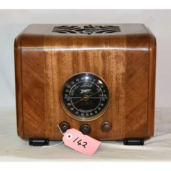Model 5-J-196 (1938-1941), by Zenith, s/n R531552. H.285mm