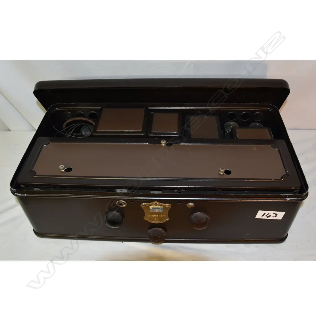 Model 60, by Atwater Kent, metal case. W.530mm Image 1++