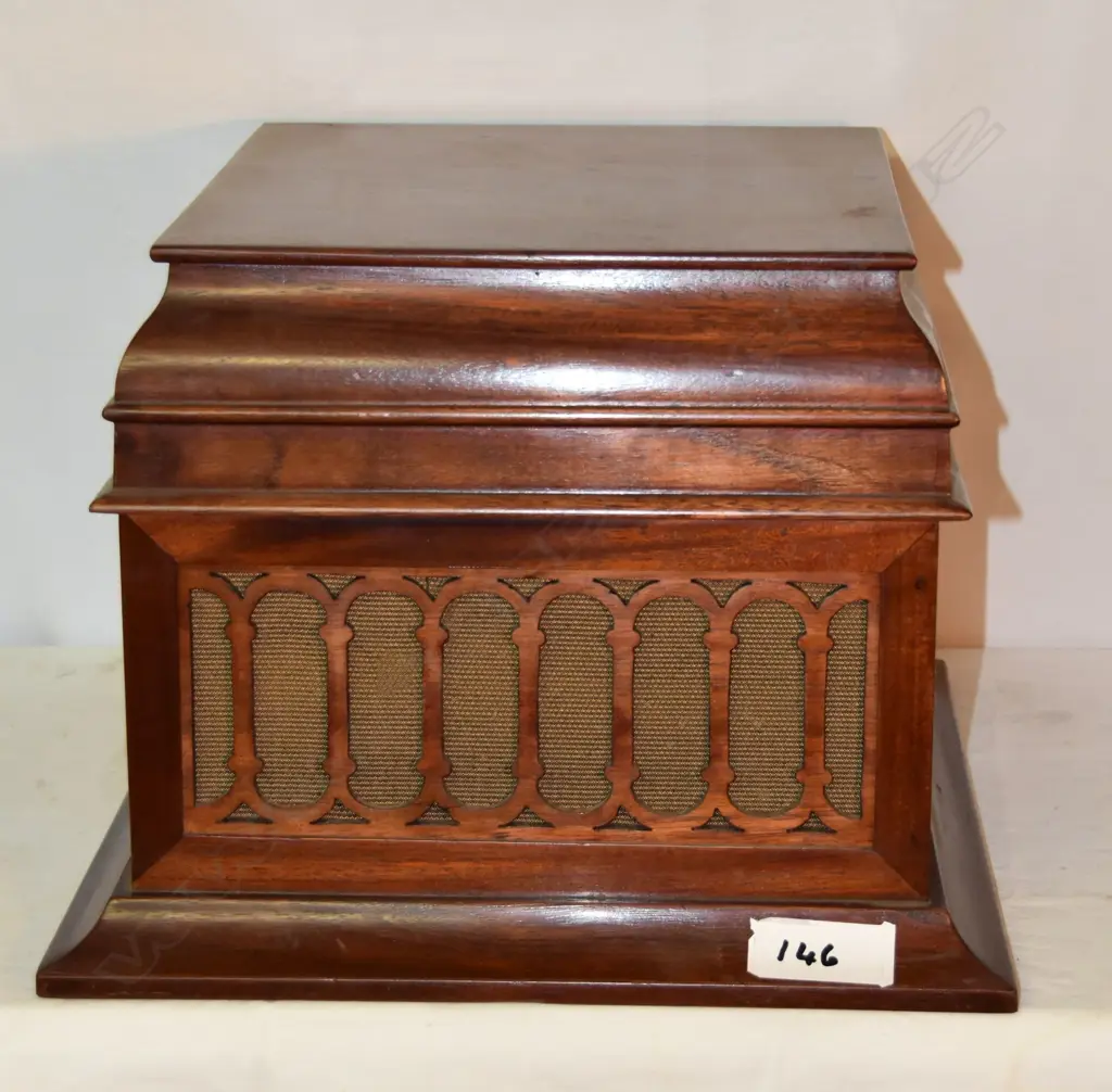 Model gramophone, by Dulcetto, wood. H.410mm Image 1++