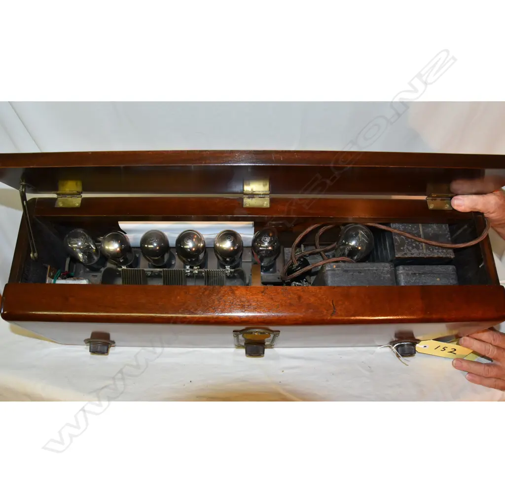 Model 17, by RCA Radiola, wood. H.215mm Image 1++