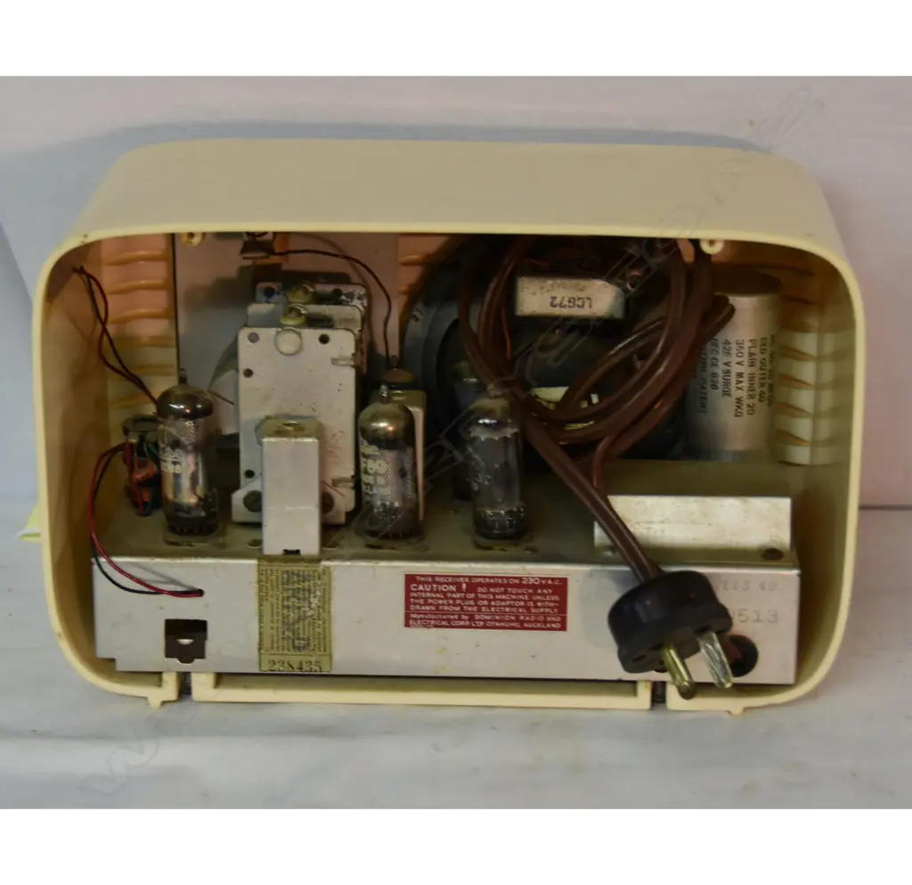 Model Alabama, by Philco, Cream plastic. H.180mm Image 1++