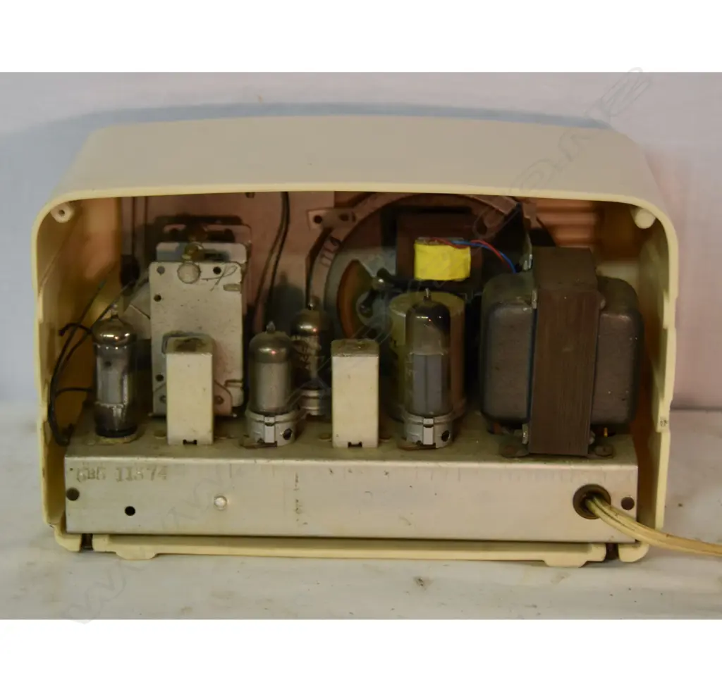 Model Colt, by Bell, Cream. H.175mm Image 1++