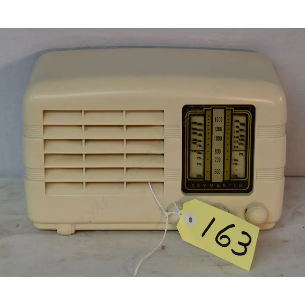 Model Colt, by Bell, Cream. H.175mm Image 1++