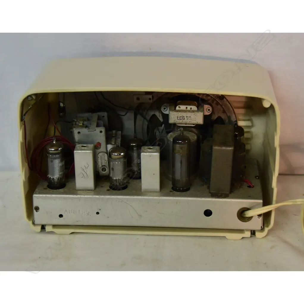 Model Colt, by Bell, Cream. H.175mm Image 1++