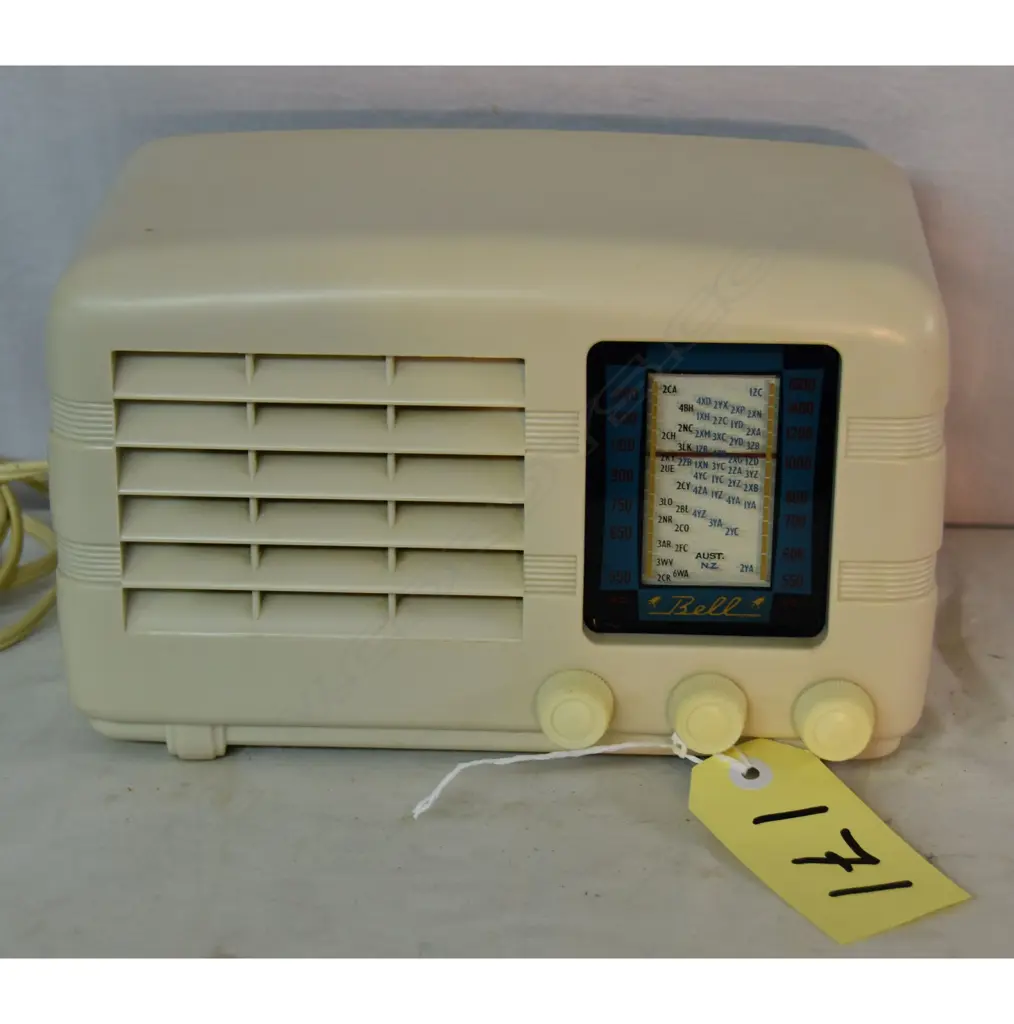 Model Colt, by Bell, Cream. H.175mm Image 1++